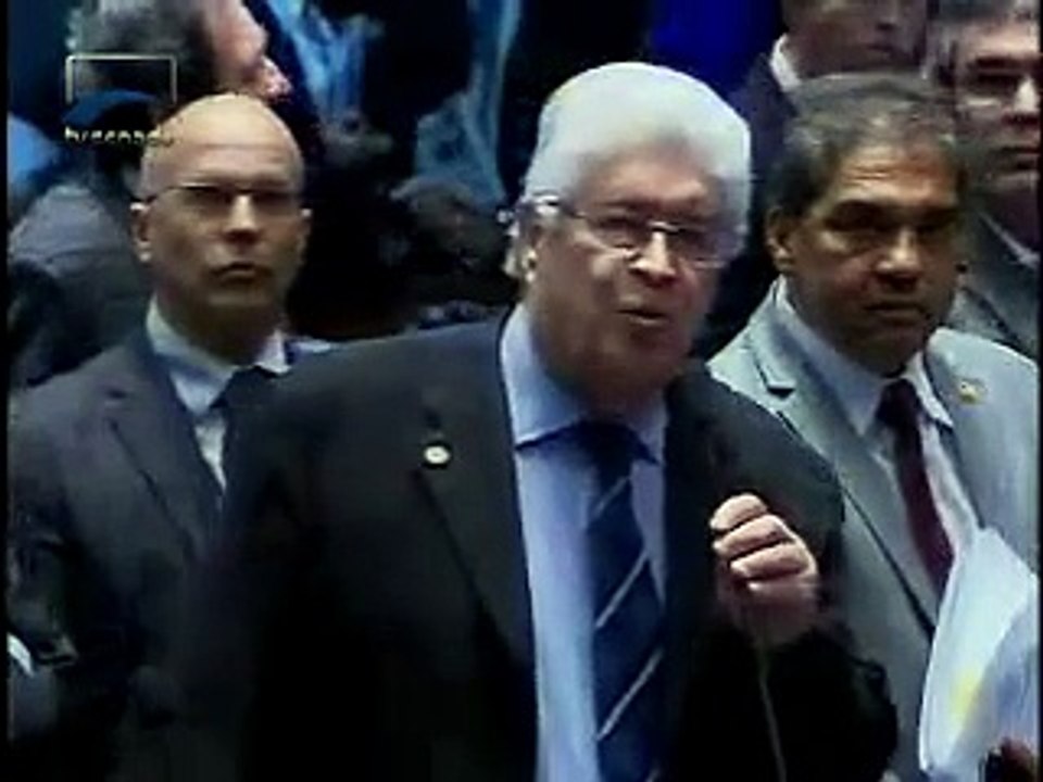 Requião denuncia José Serra e se desculpa com o Uruguai