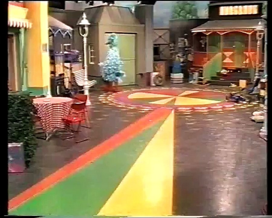 Sesamstraat - Ze komt strakjes om de berg heen