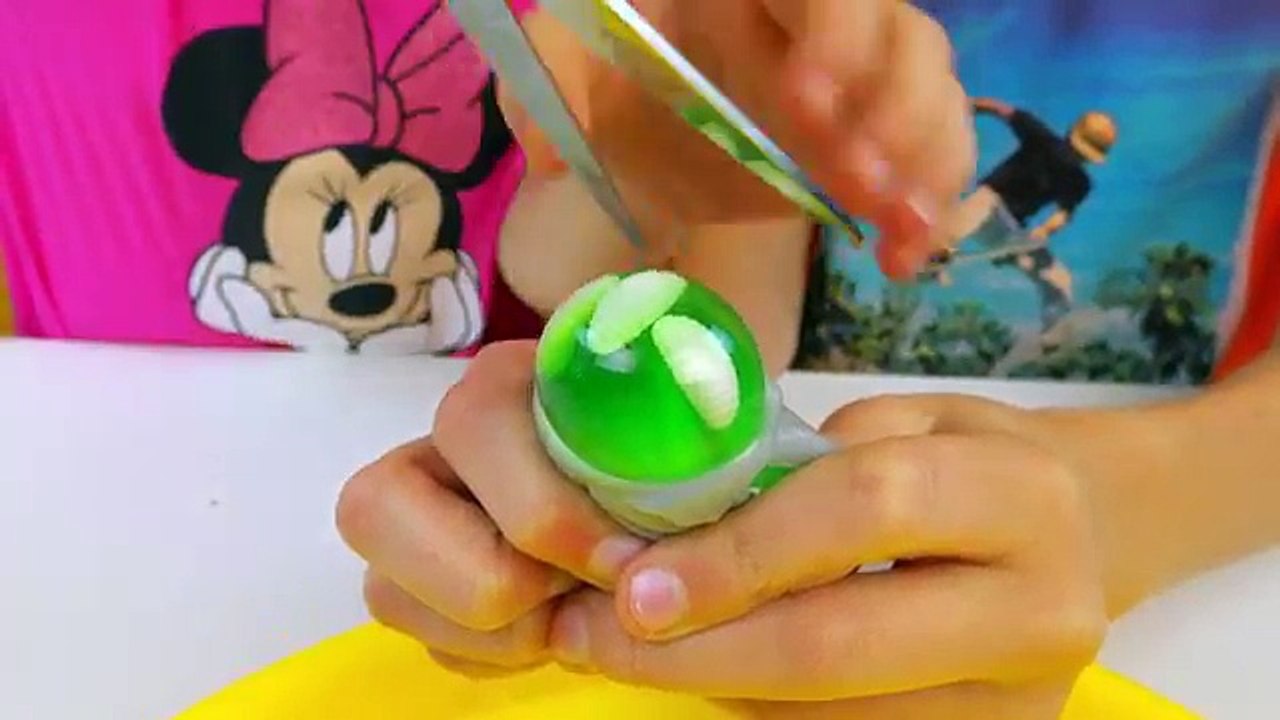 Издеваемся над лизунами! Что внутри антистресса? Разрезаем игрушки и изучаем их содержимое