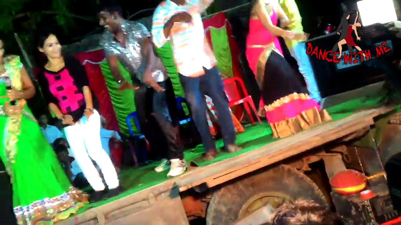 Desi girls New Bihari street recording dance video to DJ Songs