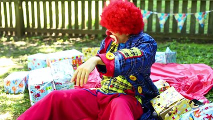 Epic Clown Battle-Es4-gK0qEq4