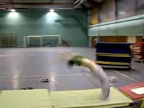 Moi au sol ^^ ! ! rondade flip salto vrille et demi ! !