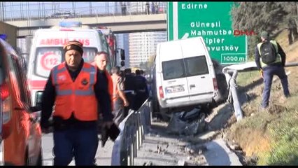 Tem'de Kaza... Bariyerleri Parçaladı, Eds Direğini Yıktı: 1 Ağır Yaralı