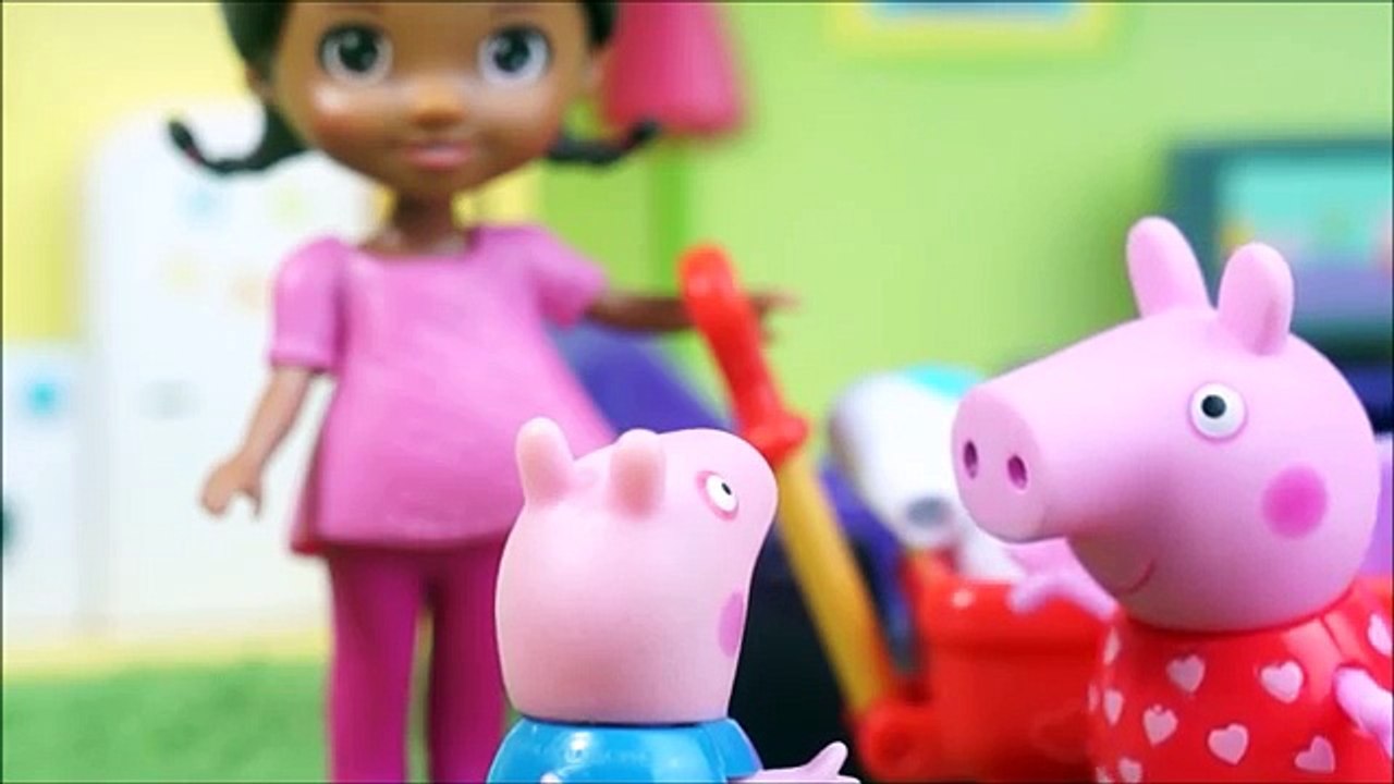 PIG GEORGE DA FAMÍLIA PEPPA PIG BEBÊ E FAZENDO COCÔ NA BANHEIRA! EM PORTUGUES