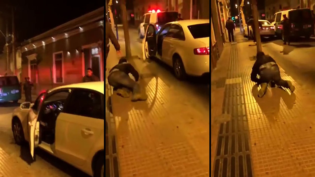 Un homme bourré sort de sa voiture pour un contrôle de police