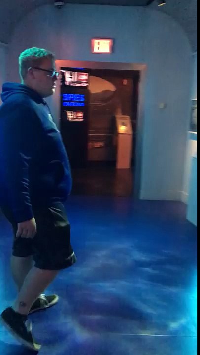 Un homme se fait surprendre par un faux requin