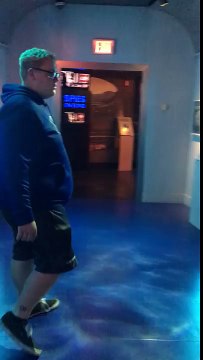 Un homme se fait surprendre par un faux requin