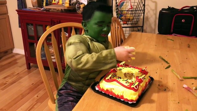 Bad Baby Hulk & Joker vs Hulk Dad - Food Fight _ IRL-6sQUc16Jd5o