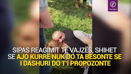 I propozon martesë të dashurës, por ajo nuk i beson dhe e godet me mollë-