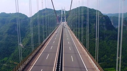 En Chine, ce pont parmi les plus hauts du monde permet de conduire dans les nuages