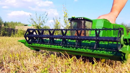 Bruder Toys Combine John Deere  HARVESTING  Video About Special Equipment For Kids Bruder videos-qaCXorF453E