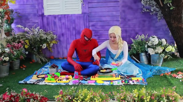 Siêu nhân người nhện và công chúa Elsa hóa trang có con là của Hulk!!Siêu nhân bị công chúa đùa