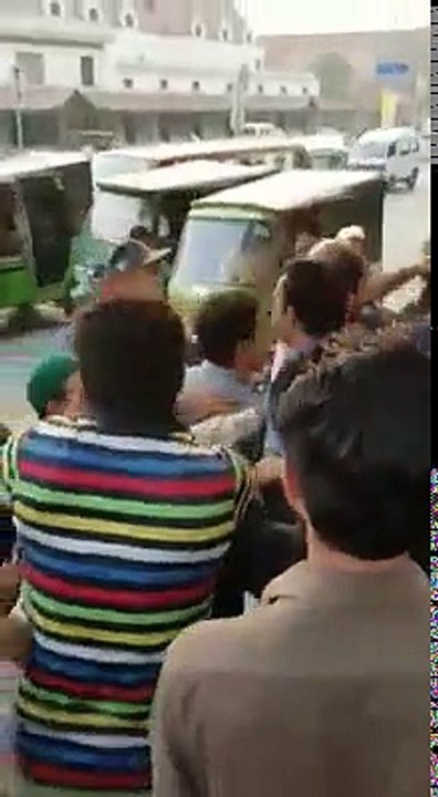 لاہور میں ٹریفک وارڈن اور طلباء کے درمیان ہونے والے جھگڑے کی ویڈیو دیکھیں۔ ویڈیو: جہانگیر حیات۔ لاہور