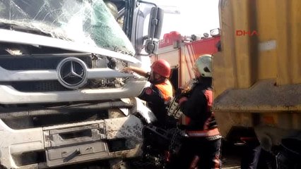 Okmeydanı'nda İki Hafriyat Kamyonu Çarpıştı