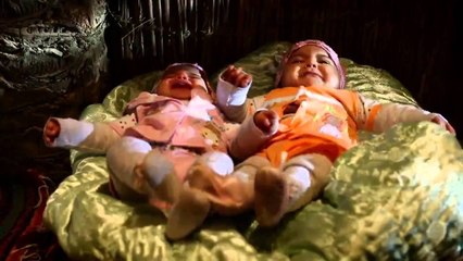 أخت تريز - مشهد مؤلم يجسد إلقاء الطفلتين أمام المسجد والكنيسة بعد قتل والديهم