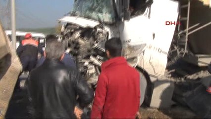 Okmeydanı'nda İki Hafriyat Kamyonu Çarpıştı