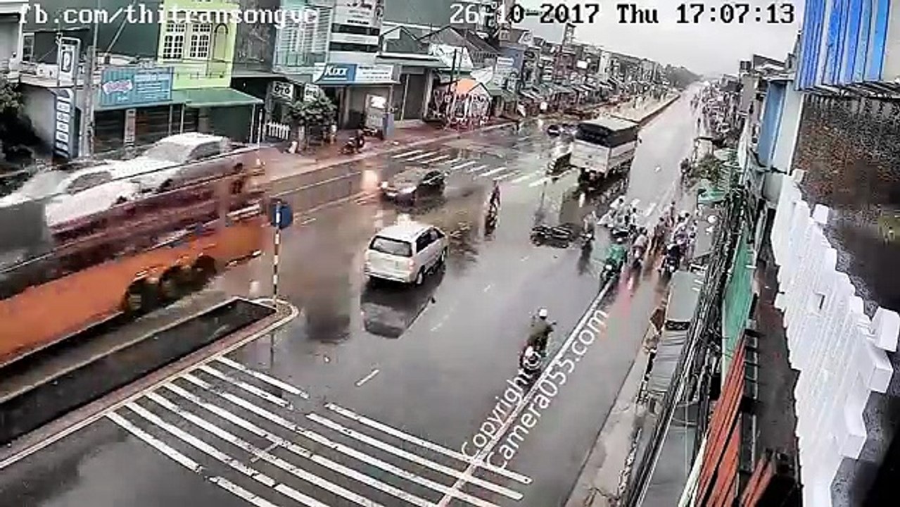 Người phụ nữ bị tông văng khỏi xe khi đang băng qua đường