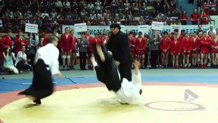 Steven Seagal en démonstration de self défense contre plusieurs assaillants !
