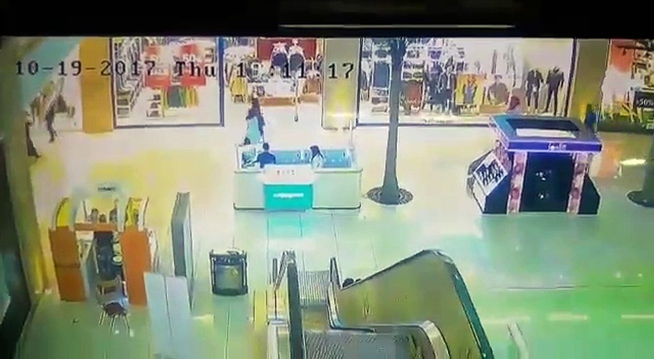 Une fillette est emportée par un escalator