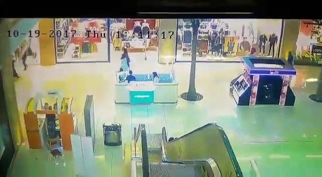Une fillette est emportée par un escalator
