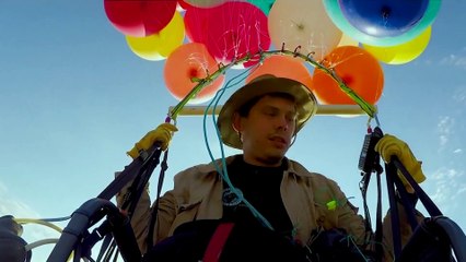 Un homme attaché à 100 ballons vole 2,5km de hauteur