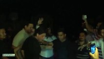 61.Fans hoot & shake hands with Shah Rukh Khan at Jitesh Pillai's birthday party