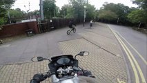 Un motard poursuit un jeune qui vient de voler une vieille dame (ROAD RAGE)
