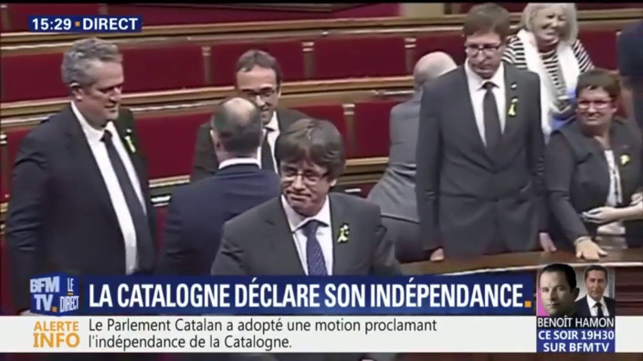 Catalogne: après la déclaration d'indépendance, les parlementaires entonnent l'hymne catalan