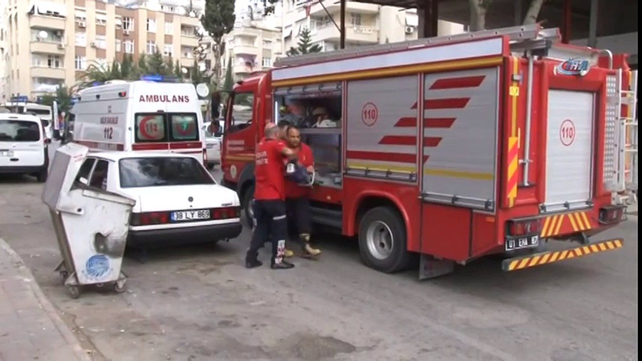 Kapıyı Açmayan Eşine Yalvardı, İkna Edemeyince Kapıyı Kırdırdı