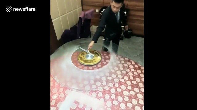 Chinese waiter brings table cleaning skills to a new level
