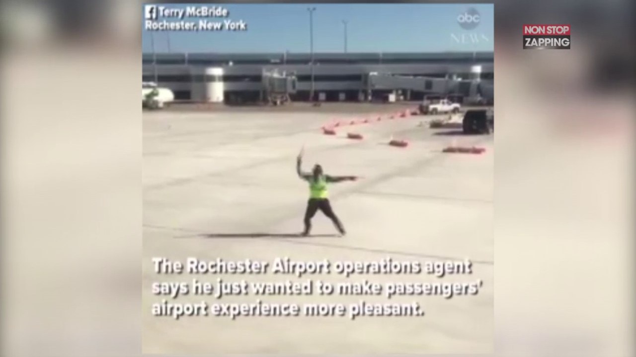 Cet agent de piste ambiance les passagers d'un avion avec une danse endiablée ! (vidéo)