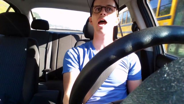 Il chante Happy Birthday à l'envers puis remet le sens de lecture dans l'autre sens