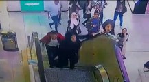 Une fillette emportée par la rampe d'un escalator.