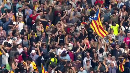 Cataluña proclama su independencia, Madrid aprueba intervención