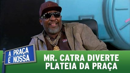 Mr. Catra diverte plateia da Praça