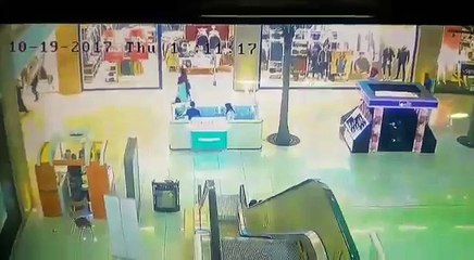Une fillette emportée par la rampe d'un escalator