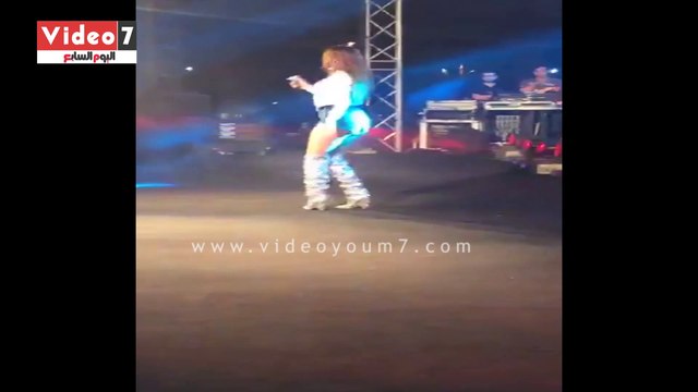 هيفاء وهبى ترد على قرار منعها دخول مصر وتغنى سلمى يا سلامة بحفل الجامعة الامريكية