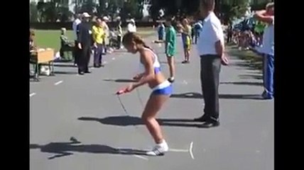 Descargar video: Cette championne de corde à sauter bat un record du monde impressionnant