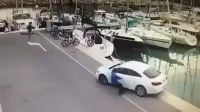 Quand tu oublies le frein à main de ta voiture garée sur le port... Oups