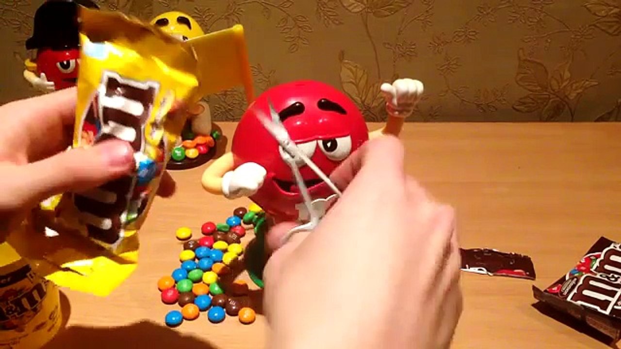 A lot of candy. a lot of m&ms. m&ms candy. m&ms toy. много конфет. эмемдемс