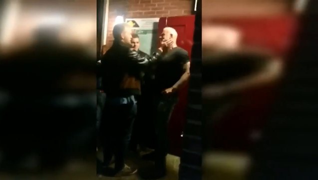 Un homme tente de lever la main sur un videur.