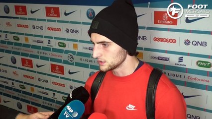 Les joueurs du PSG saluent Edinson Cavani