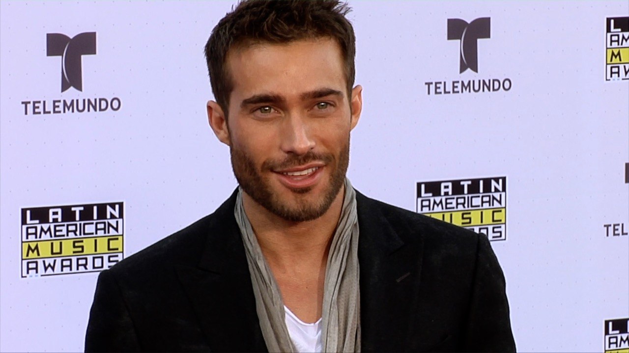 Rodrigo Guirao Diaz 2017 Latin American Music Awards Purple Carpet