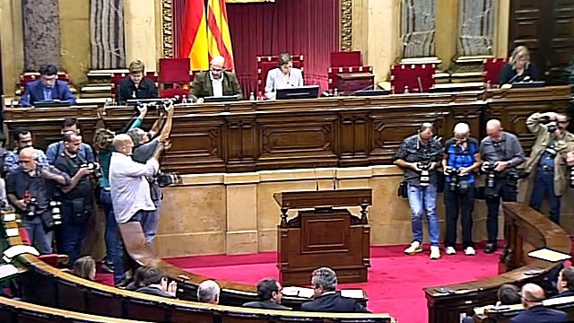 Lectura de la declaració d'independència per Carme Forcadell