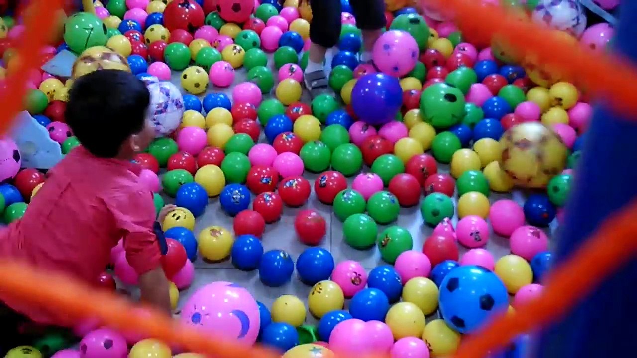 Indoor Playground Family Fun for Kids - Amusement Park Games Compilation for Childern-z0RghGS0H34