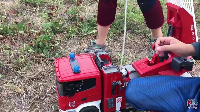 Little SUPERHEROES Rescue the wood from fire. SpiderMan, Superman, BruderTOYS, balloons Funny Video-Dz0goEx_OzY