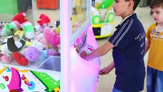 Toys hunter machine with surprise toys adventure in an amusement park-xsfHja6dgQA