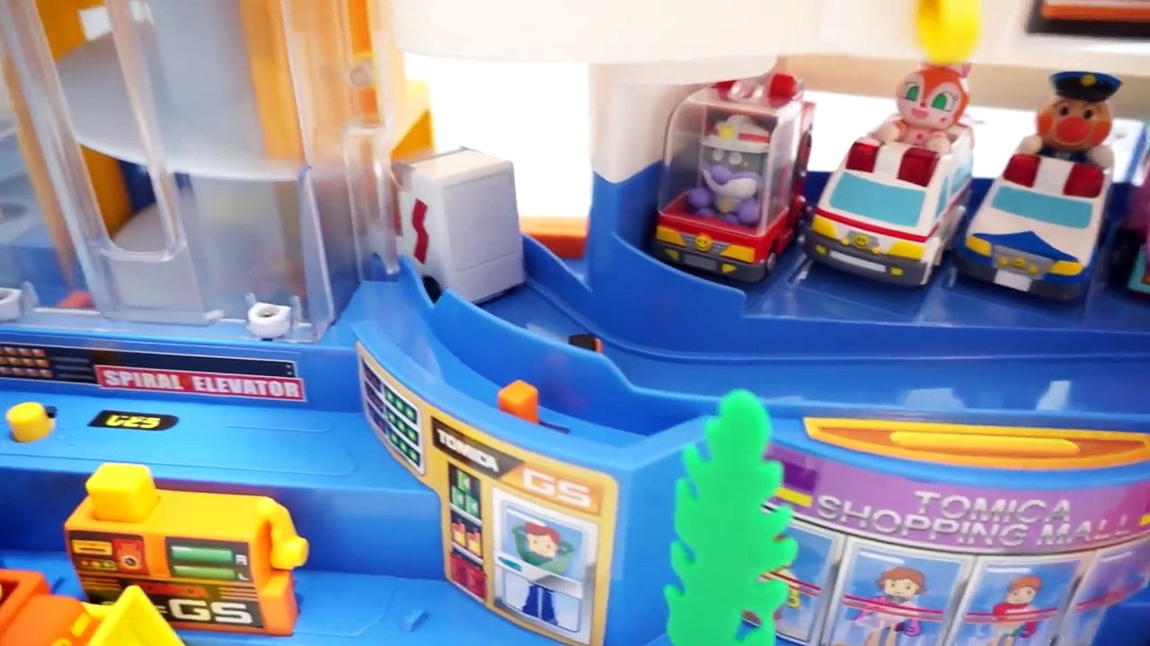 スーパーオートトミカビルにアンパンマンのミニカー anpanman-8iSAKE2-_uk