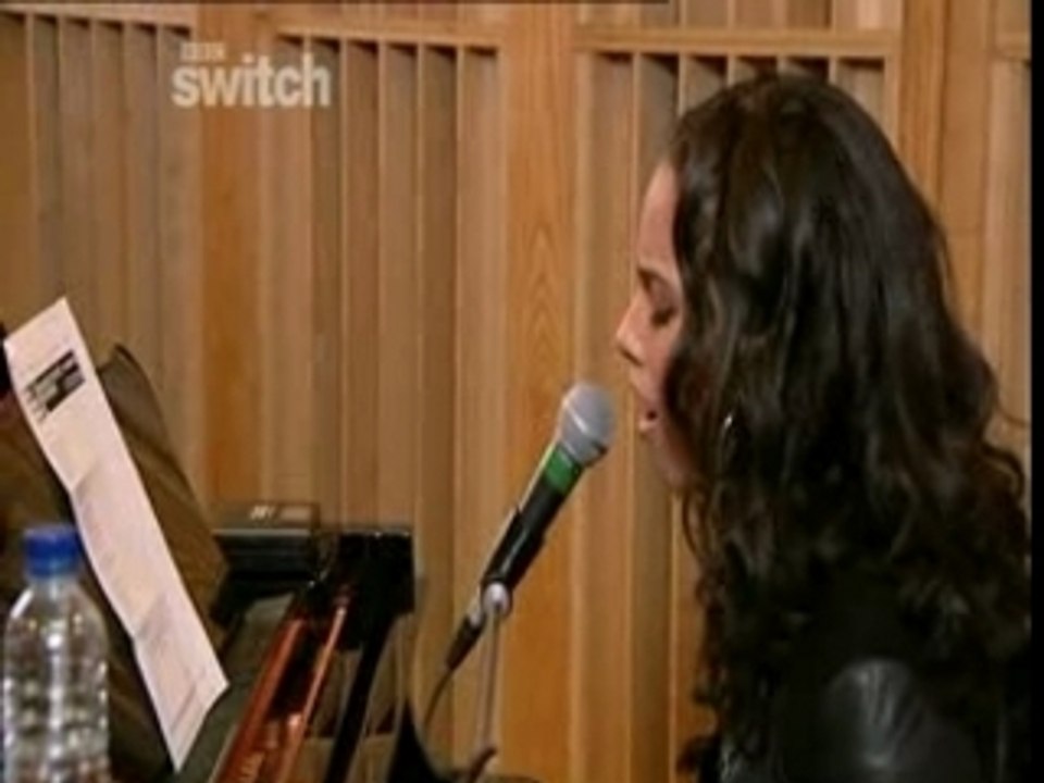 Alicia Keys - No One, Live in studio