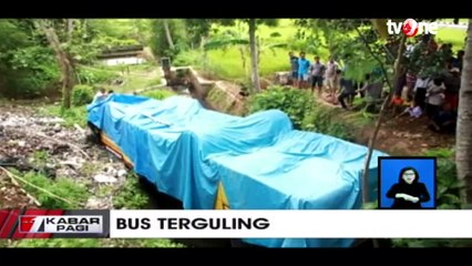Hindari Penyebrang Jalan, Bus Terguling ke Sungai